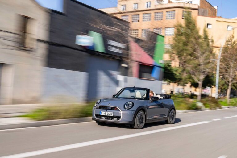 Descubre el nuevo MINI Cooper Convertible S: Estilo y potencia al sol