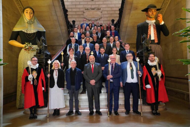 El Alcalde de Palma Entrega Varas a Cofradías en Inaugural Ceremonia
