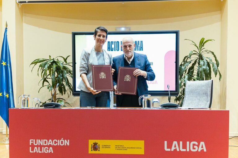 La ministra en la firma con LALIGA