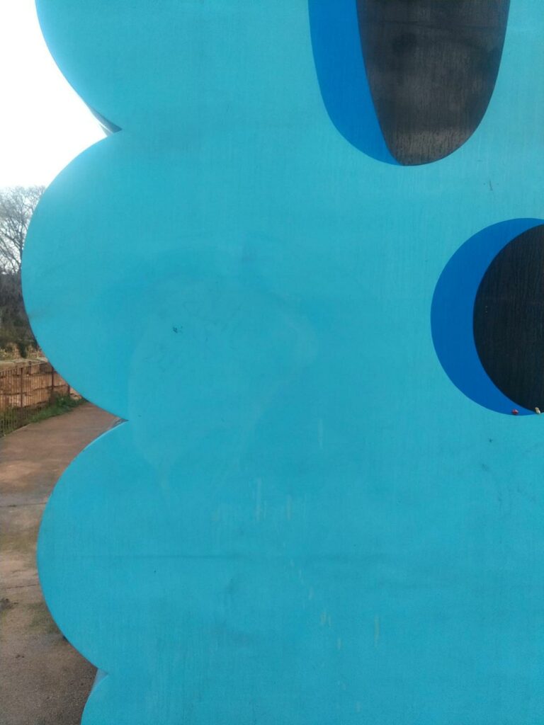 Emaya recupera la escultura ‘Nuvolet’ tras repetidas pintadas vandálicas