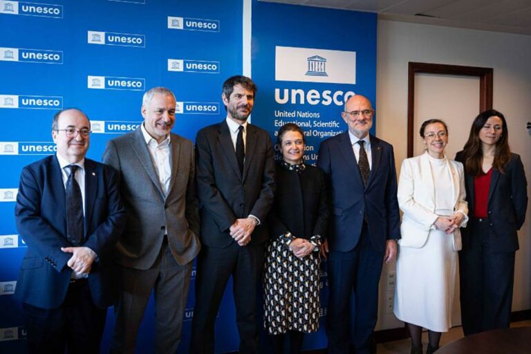 El ministro de Cultura, Ernest Urtasun, en la reunión en París.