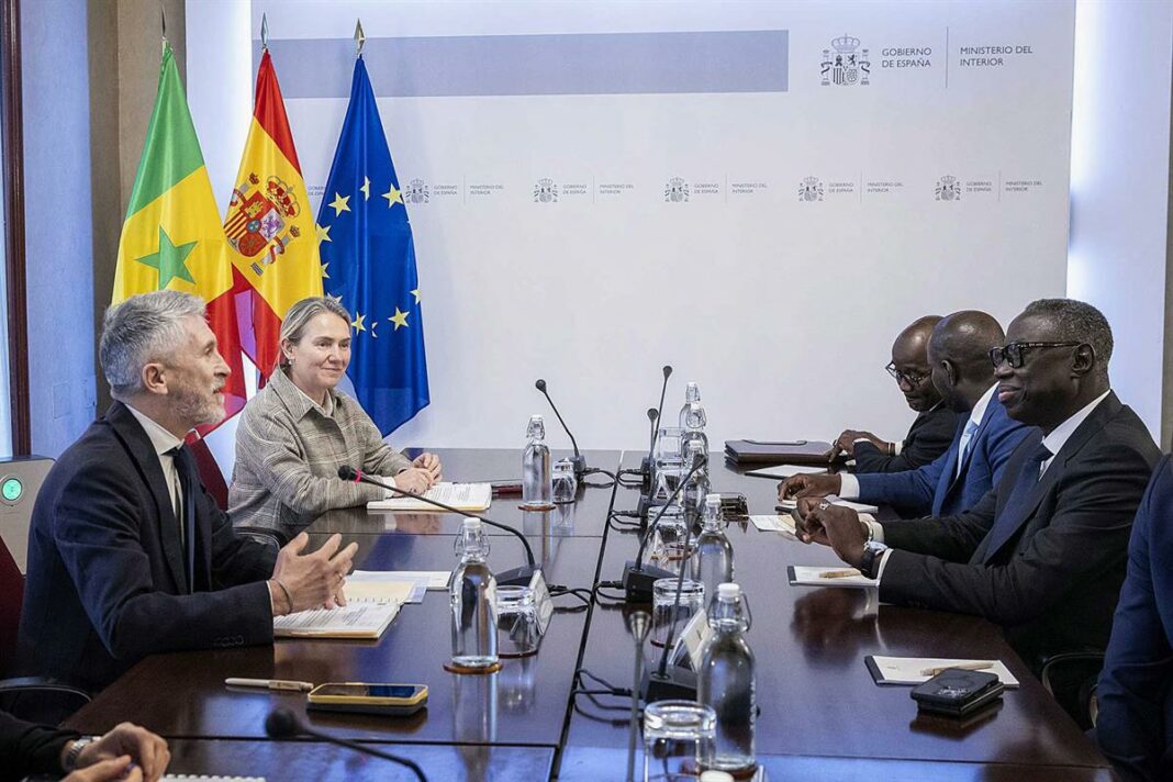 El ministro del Interior, Fernando Grande-Marlaska, se reúne con el ministro del Interior de la República del Senegal,