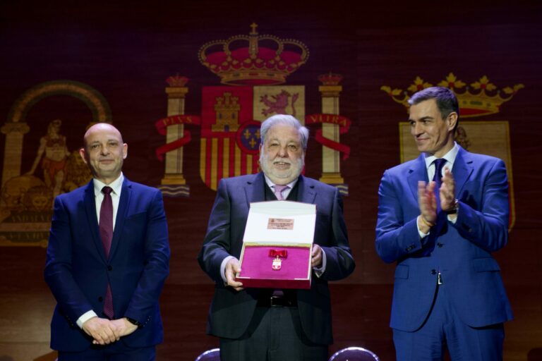 Francisco Toscano: Hijo Adoptivo de Dos Hermanas y Homenaje a 39 Años de Servicio