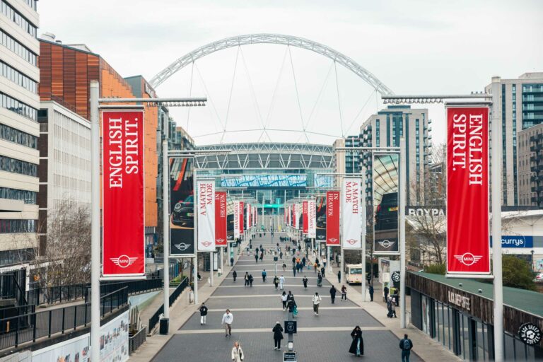 MINI Celebra a Thomas Tuchel con un Ingenioso Parking en Wembley