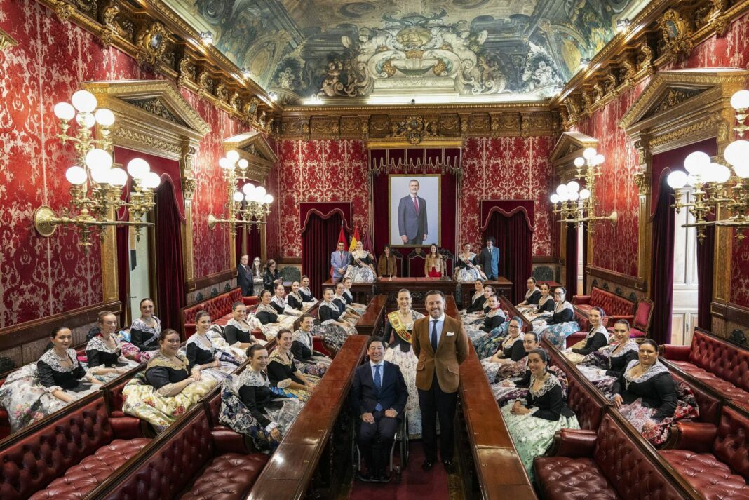 Fanjul recibe a la delegación de Elche para elegir la reina y las damas de honor de las fiestas