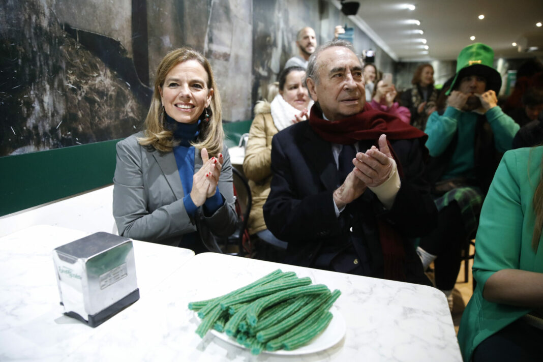La concejala delegada de Turismo, Almudena Maíllo, durante la celebración del Día de San Patricio en la chocolatería San Ginés, dentro de la programación de la III Semana de Irlanda en Madrid