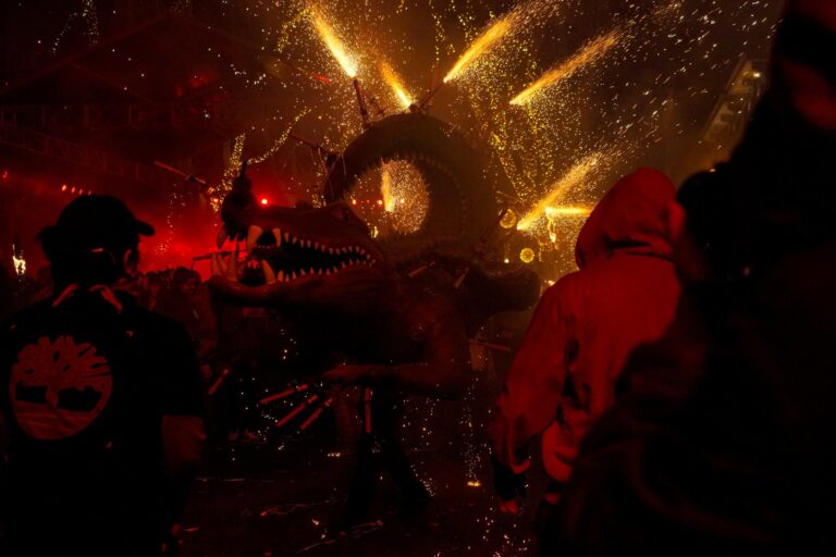 Palma Contrata Pirotecnia para Correfocs y Festividades 2025-2027