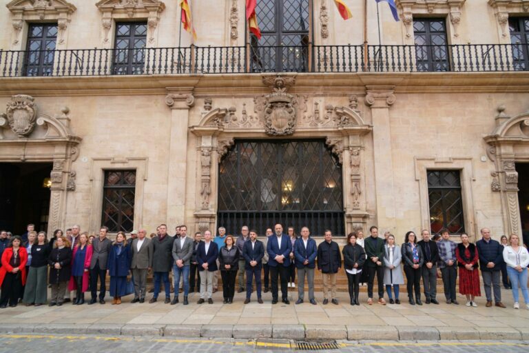 Palma rinde homenaje a víctimas del terrorismo con minuto de silencio