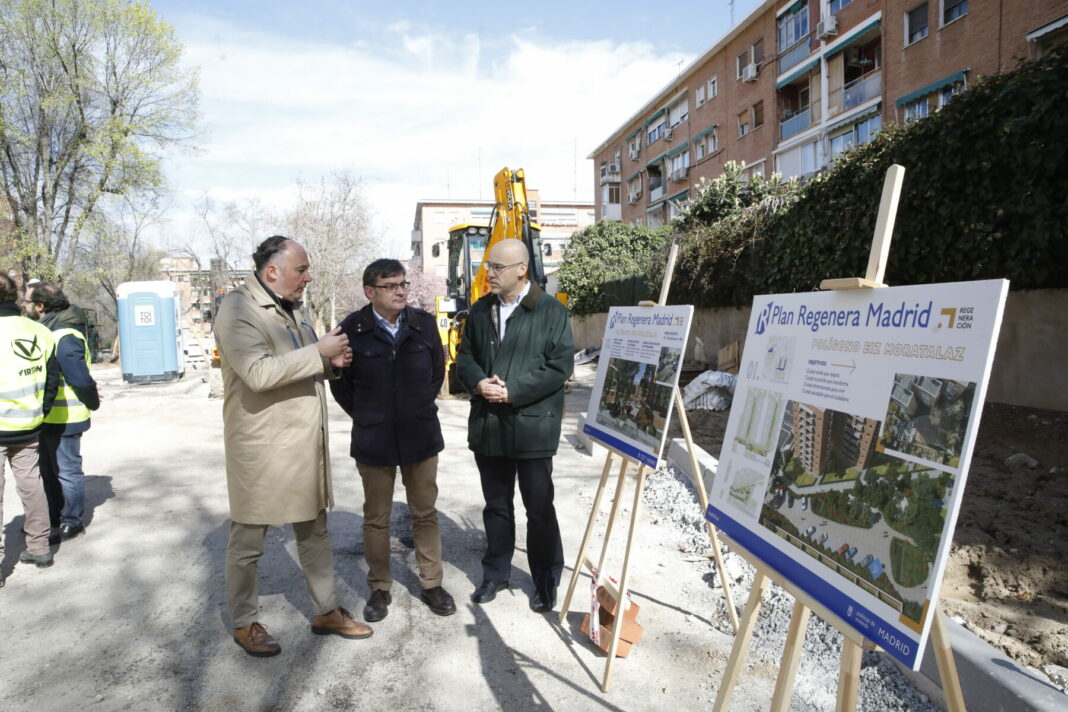 Visita del delegado de Políticas de Vivienda y presidente de la Empresa Municipal de la Vivienda y Suelo (EMVS Madrid), Álvaro González, acompañado del concejal de Moratalaz, Nacho Pezuela, a las obras de regeneración urbana 