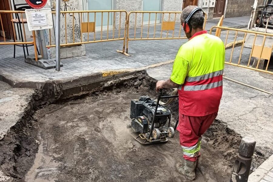 Reparación de socavón en calle Bernardo de la Torre: Mejoras El Ayuntamiento repara un socavón en la calle Bernardo de la Torre