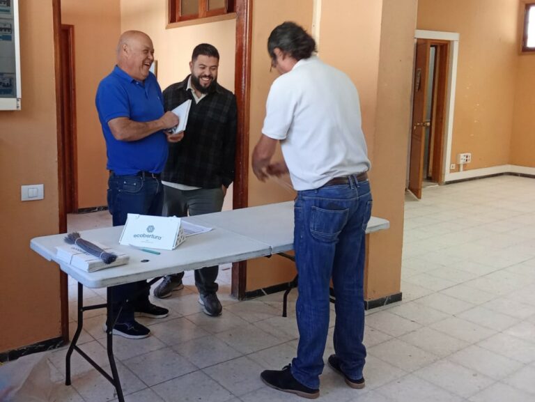 Reparto de trampas para proteger cítricos y olivos en Mogán 2025