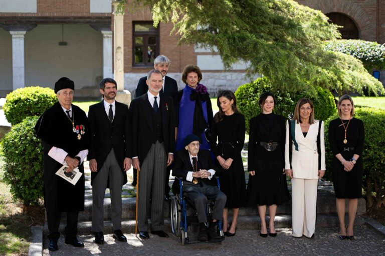 Foto de familia del acto de entrega del Premio Cervantes 2024, concedido al escritor Álvaro Pombo