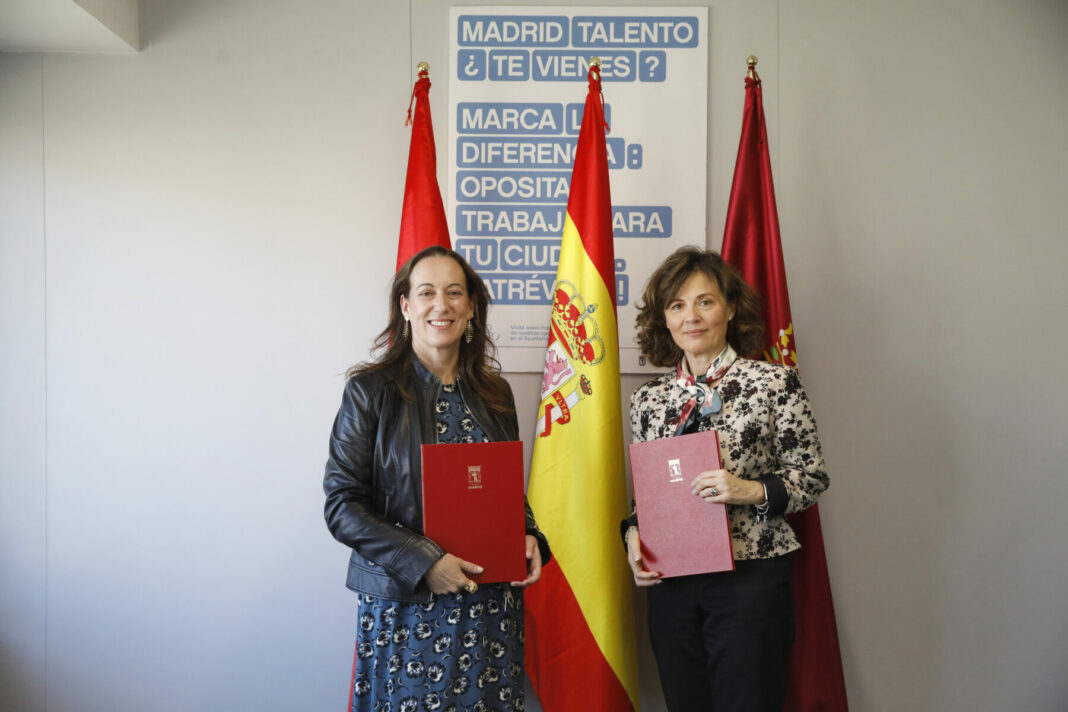 La coordinadora general de la Alcaldía, Inmaculada Sánchez-Cervera, y la presidenta del Instituto Español de Mediación Deportiva y Pacificación (IEMEDEP), Marisa Santana, durante la firma del convenio de colaboración entre el