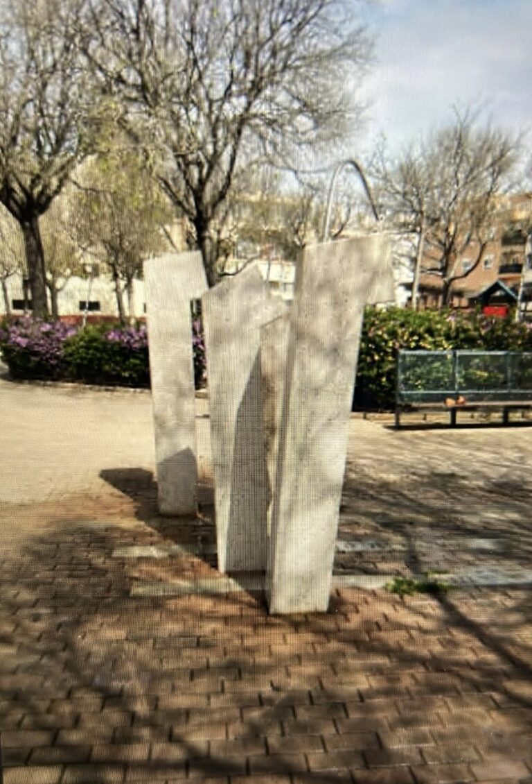 Cort limpia la escultura de Llompart en es Rafal Vell: homenaje renovado