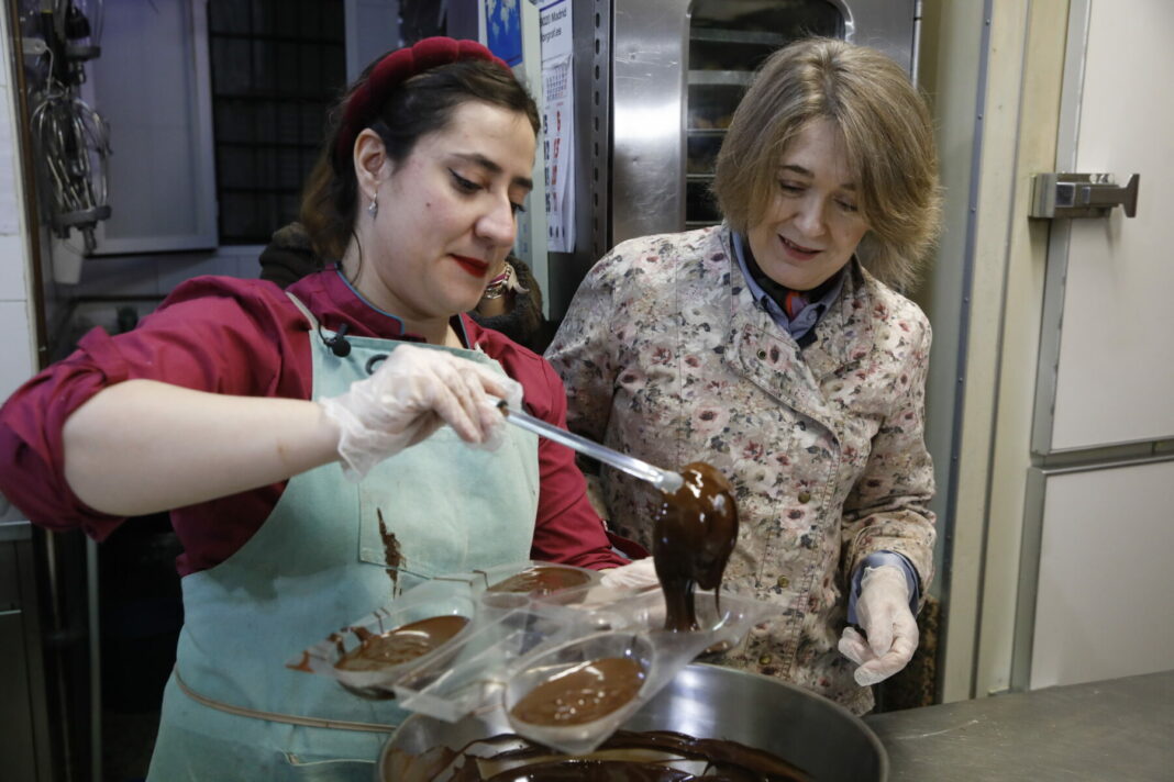 Demostración del proceso creativo y artesanal de los huevos de Pascua