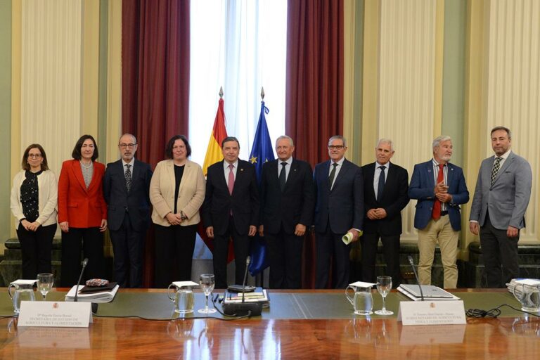 El ministro de Agricultura, Pesca y Alimentación, Luis Planas, junto a los representantes de Cooperativas Agro-alimentarias de E