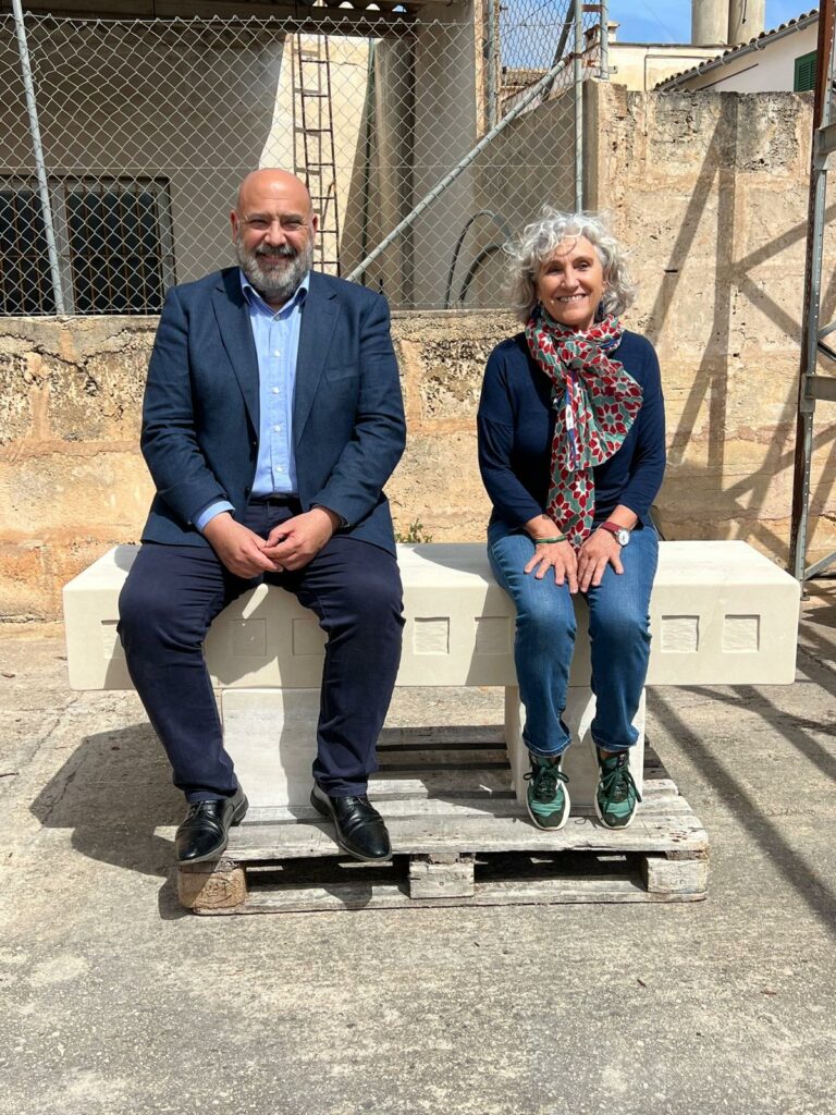 El alcalde de Palma visita la escultura homenaje a Víctor Uris