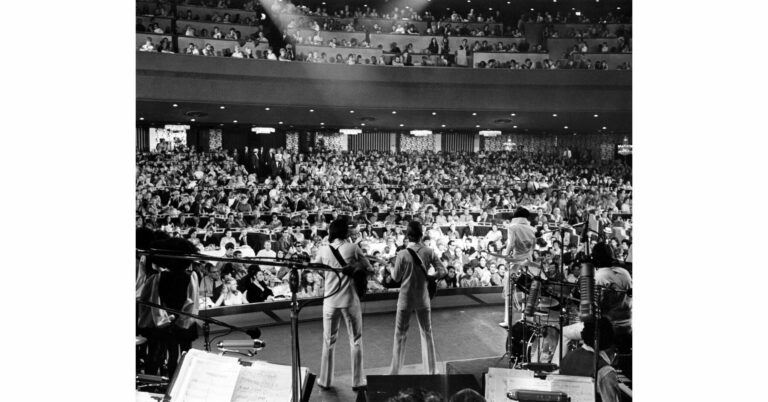 Revive la magia de Elvis: Cómo disfrutar su regreso en vivo en 2025