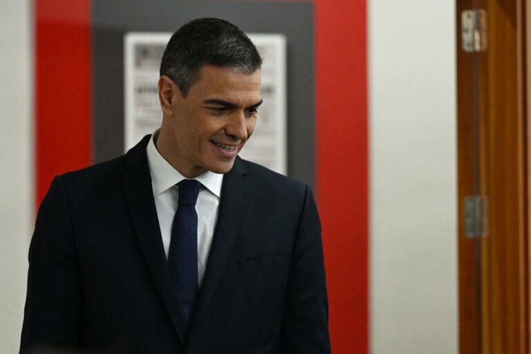 El presidente del Gobierno, Pedro Sánchez, entra en la sala de prensa