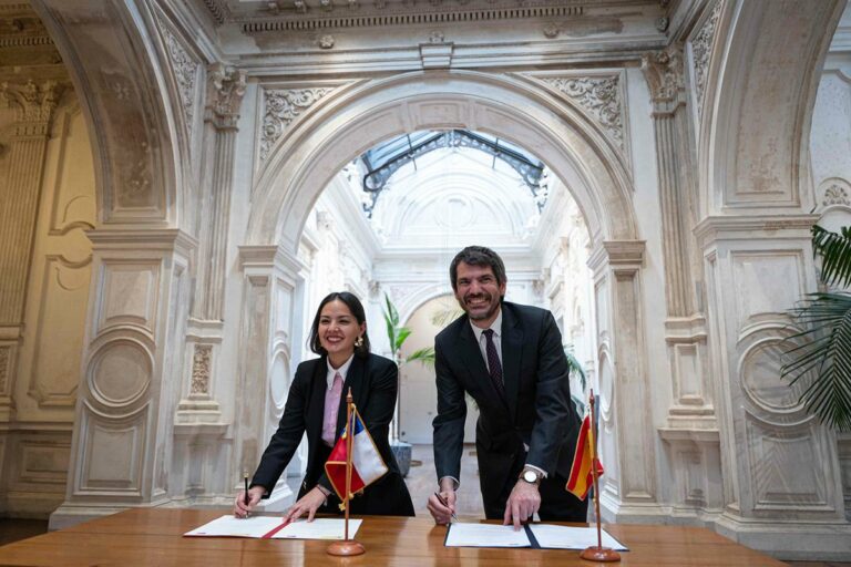 El ministro durante la firma