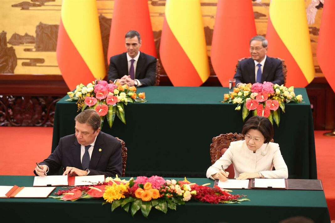 El ministro de Agricultura, Pesca y Alimentación y la ministra de la Administración General de Aduanas de China