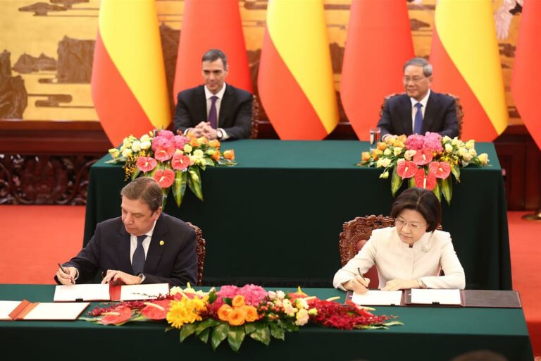 El ministro de Agricultura, Pesca y Alimentación y la ministra de la Administración General de Aduanas de China