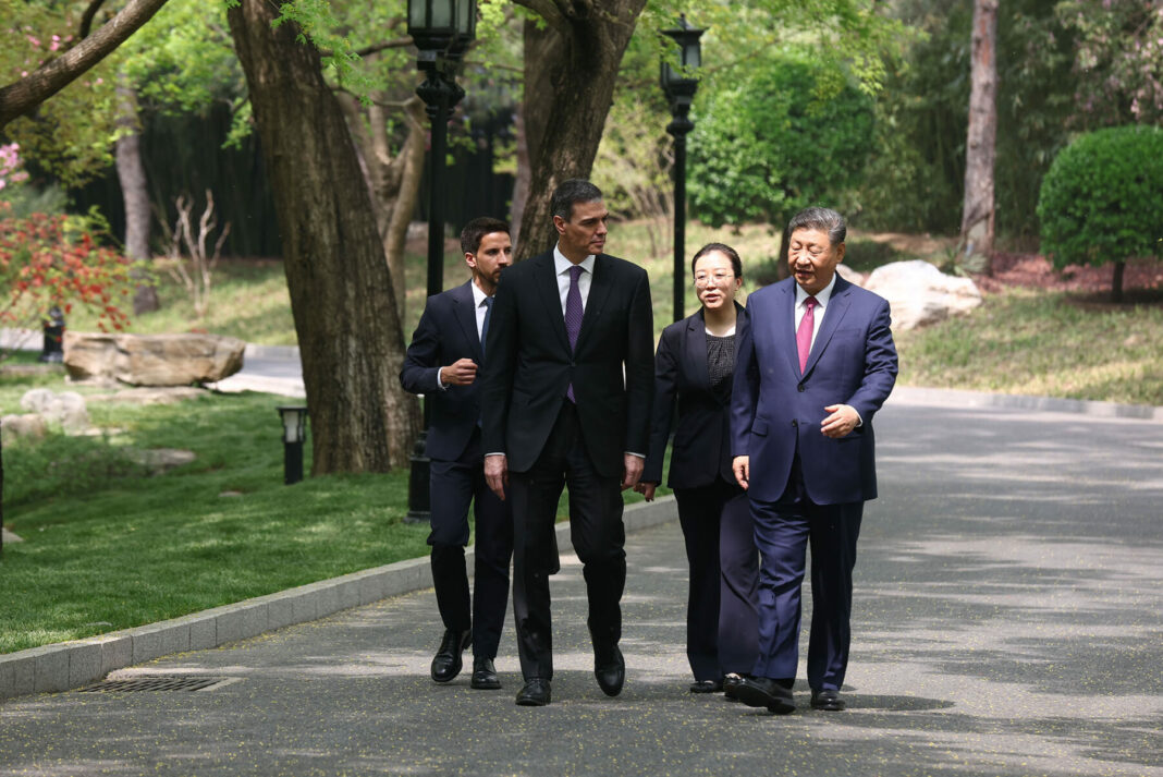 El presidente del Gobierno pasea con el presidente chino, Xi Jinping