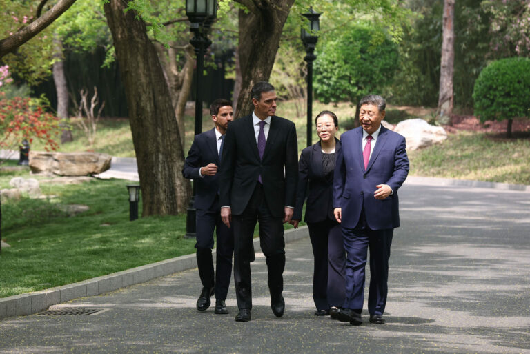 El presidente del Gobierno pasea con el presidente chino, Xi Jinping