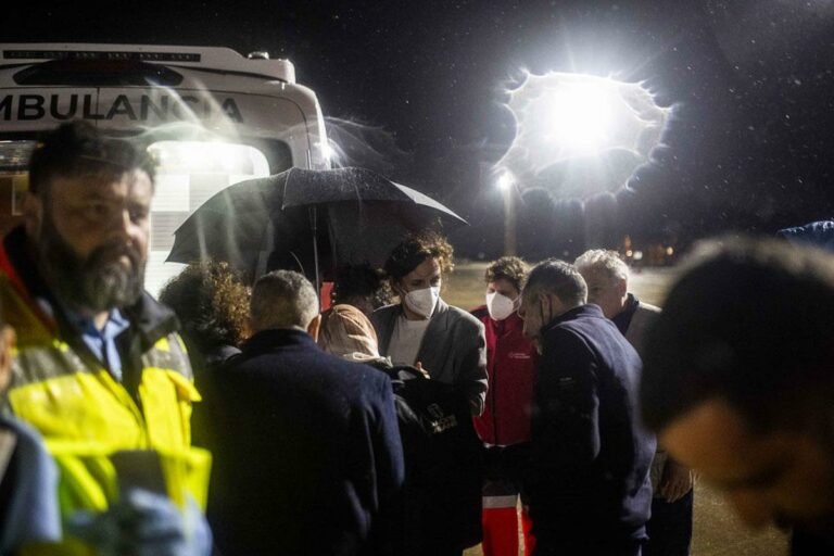 La ministra de Sanidad, Mónica García, recibe a los menores evacuados de Gaza en la Base Aérea de Zaragoza