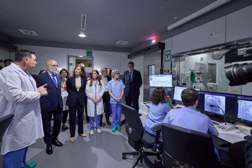 La ministra de Sanidad, Mónica García, durante su visita al Hospital Universitario de Navarra 