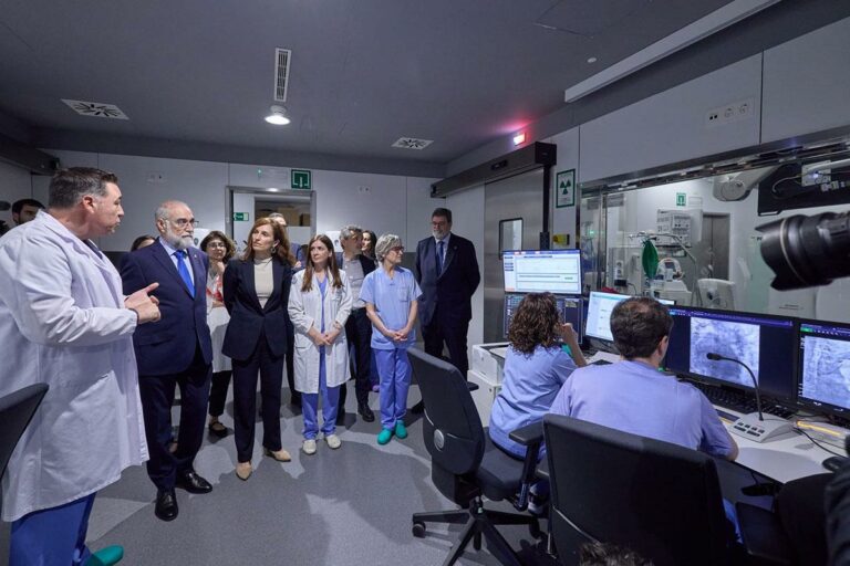 La ministra de Sanidad, Mónica García, durante su visita al Hospital Universitario de Navarra 