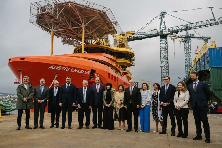 El ministro de Industria y Turismo, Jordi Hereu, en el puerto de Figueras (Asturias) 