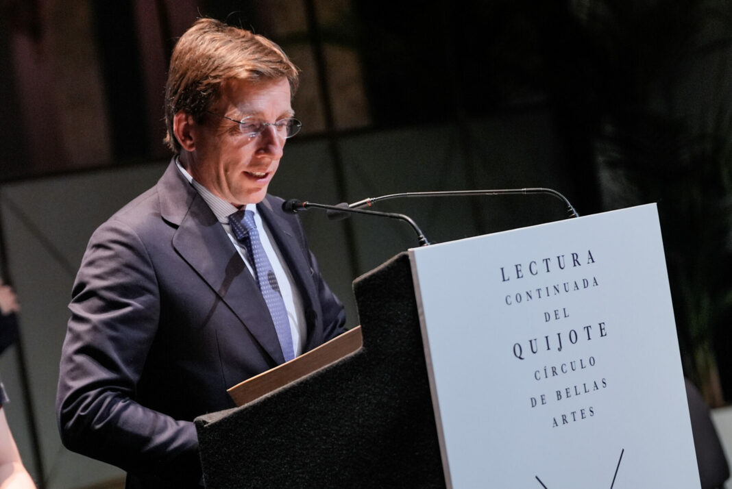 El alcalde de Madrid durante la lectura de El Quijote