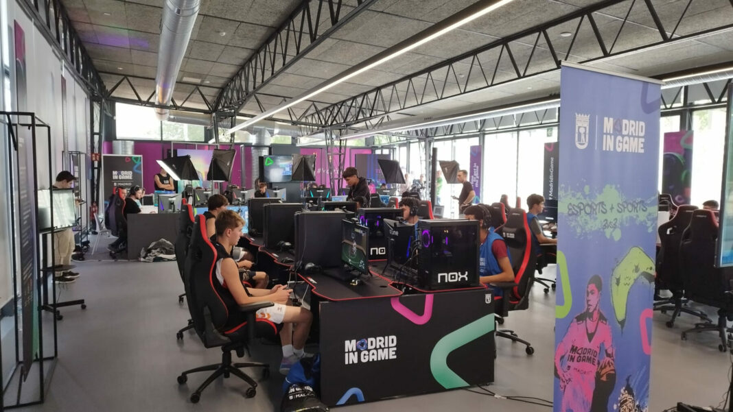Imagen de archivo. Usuarios en el eSports Center de Madrid In Game