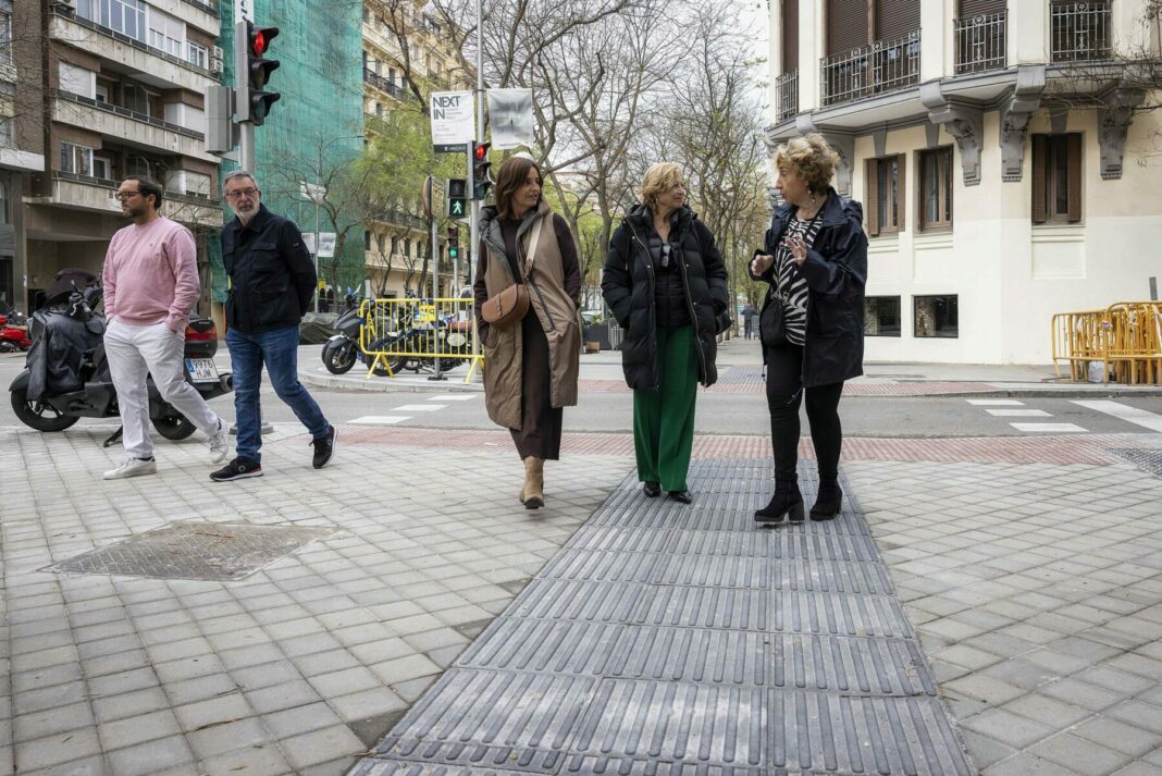 García Romero visita la calle Ortega y Gasset tras la renovación de las aceras
