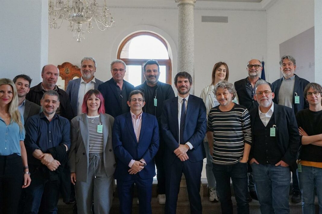 Nuevas Ayudas del ICAA: 8,5 Millones para Impulsar Guionistas en El ministro de Cultura, Ernest Urtasun, con los representantes de las principales asociaciones de guionistas, FAGA y ALMA