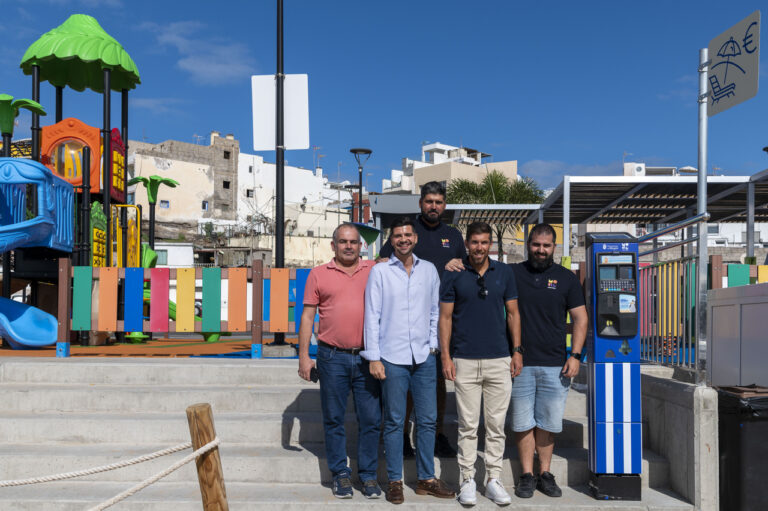 Nuevo sistema de pago en efectivo para hamacas en playas de Mogán