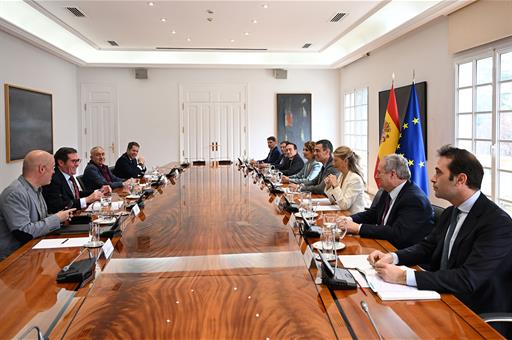 2/04/2025. Pedro Sánchez se reúne con los agentes sociales. El presidente del Gobierno, Pedro Sánchez, y seis de sus ministros durante la re...