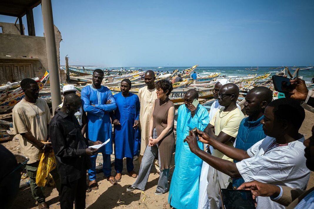 La ministra de Inclusión, Seguridad Social y Migraciones, Elma Saiz, junto a un grupo de migrantes retornados.