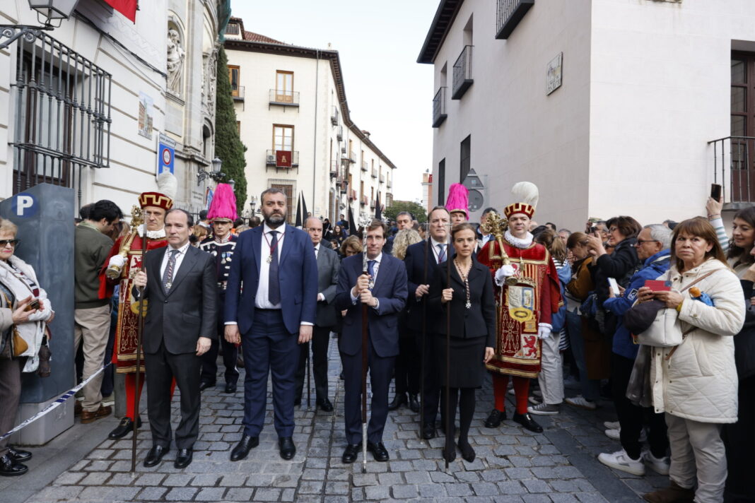 Almeida junto a junto a varios miembros del equipo de Gobierno en la procesiónSantísimo Cristo de la Fe y el Perdón ‘los Estudiantes’