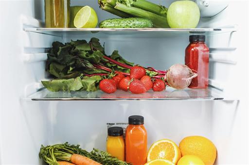 Alimentos dentro de un frigorífico