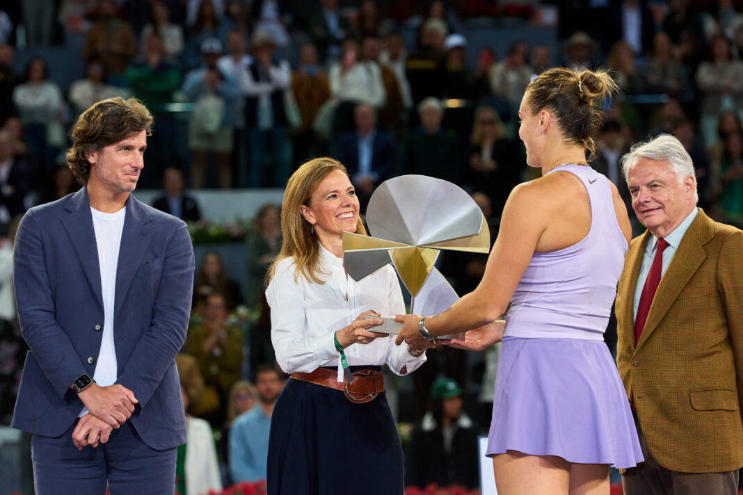 Maillo entrega el trofeo a Aryna Sabalenka 