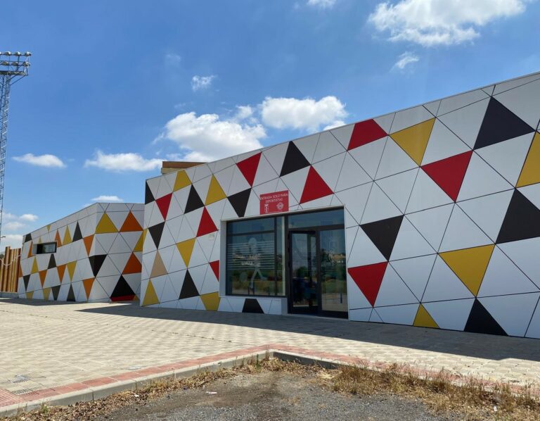 Mejora de la pista polideportiva en Dos Hermanas: Escuelas y horarios accesibles