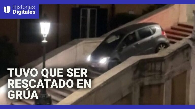 Un hombre de 81 años atasca su auto bajando sobre una famosa escalinata de Roma