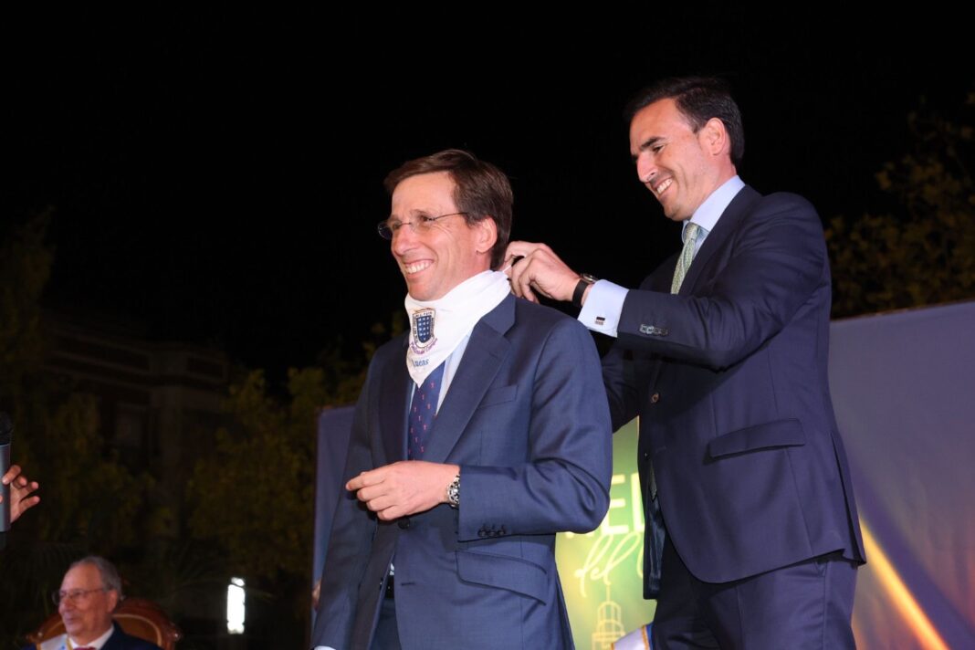 Almeida recibiendo el pañuelo conmemorativo de las Ferias y Fiestas de San Antolín 2025 de la mano del alcalde de Medina del Campo