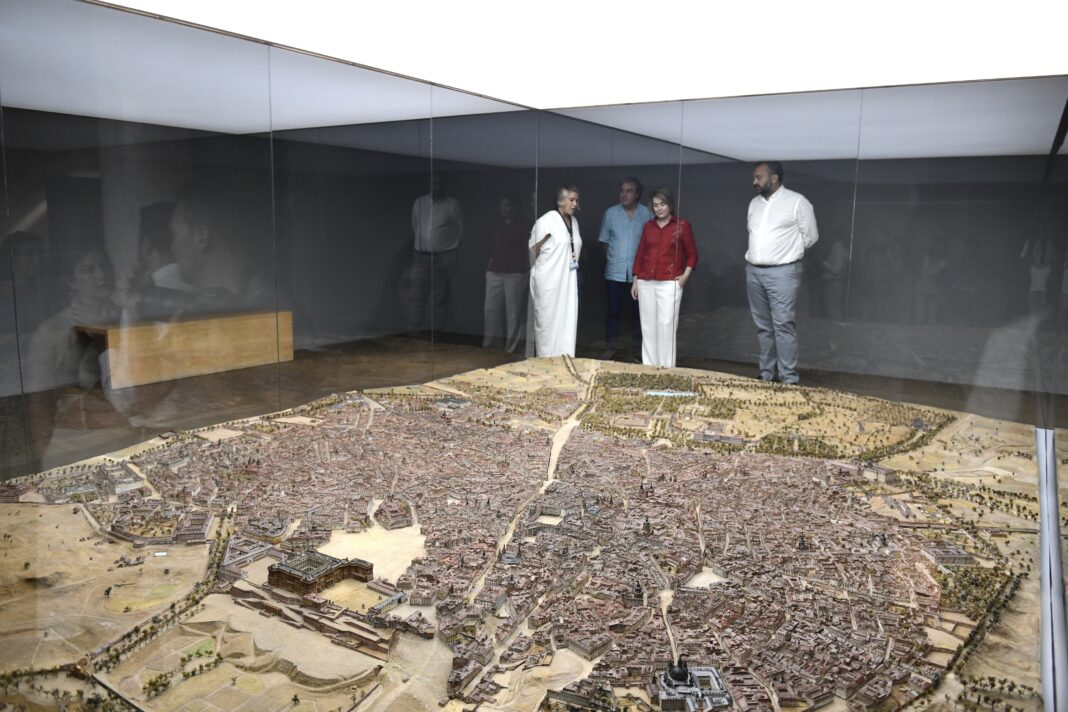 Rivera de la Cruz visita la fase final de restauración de la maqueta histórica de Gil de Palacio