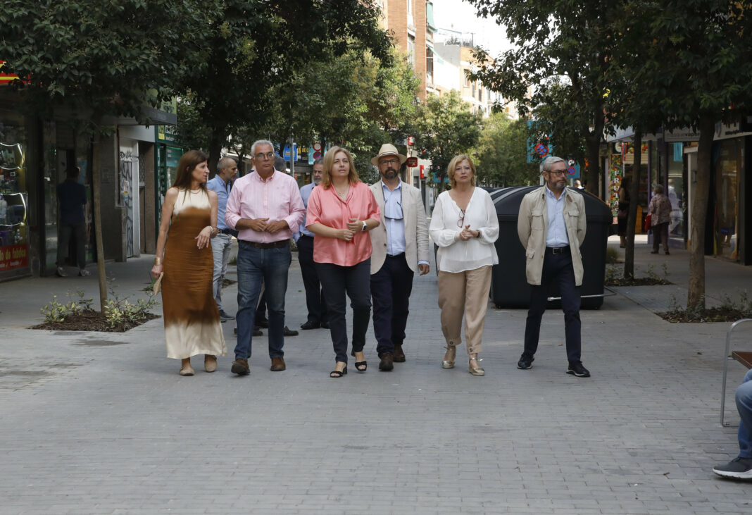 La vicealcaldesa de Madrid y alcaldesa en funciones, Inma Sanz; la delegada de Obras y Equipamientos, Paloma García Romero; y el concejal de Carabanchel, Carlos Izquierdo; durante su visita a la calle de la Laguna, que acaba 