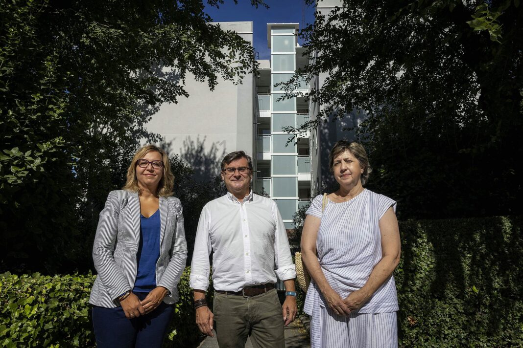 González visita los edificios situados en la calle Cañada de Moratalaz donde se  han realizado mejoras gracias al Plan Rehabilita