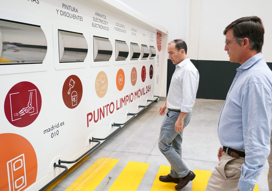 El delegado de Urbanismo, Medio Ambiente y Movilidad, Borja Carabante, acompañado del concejal delegado de Limpieza y zonas Verdes, José Antonio Martínez Páramo, durante su visita a un Centro de Reutilización de Residuos en Villaverde
